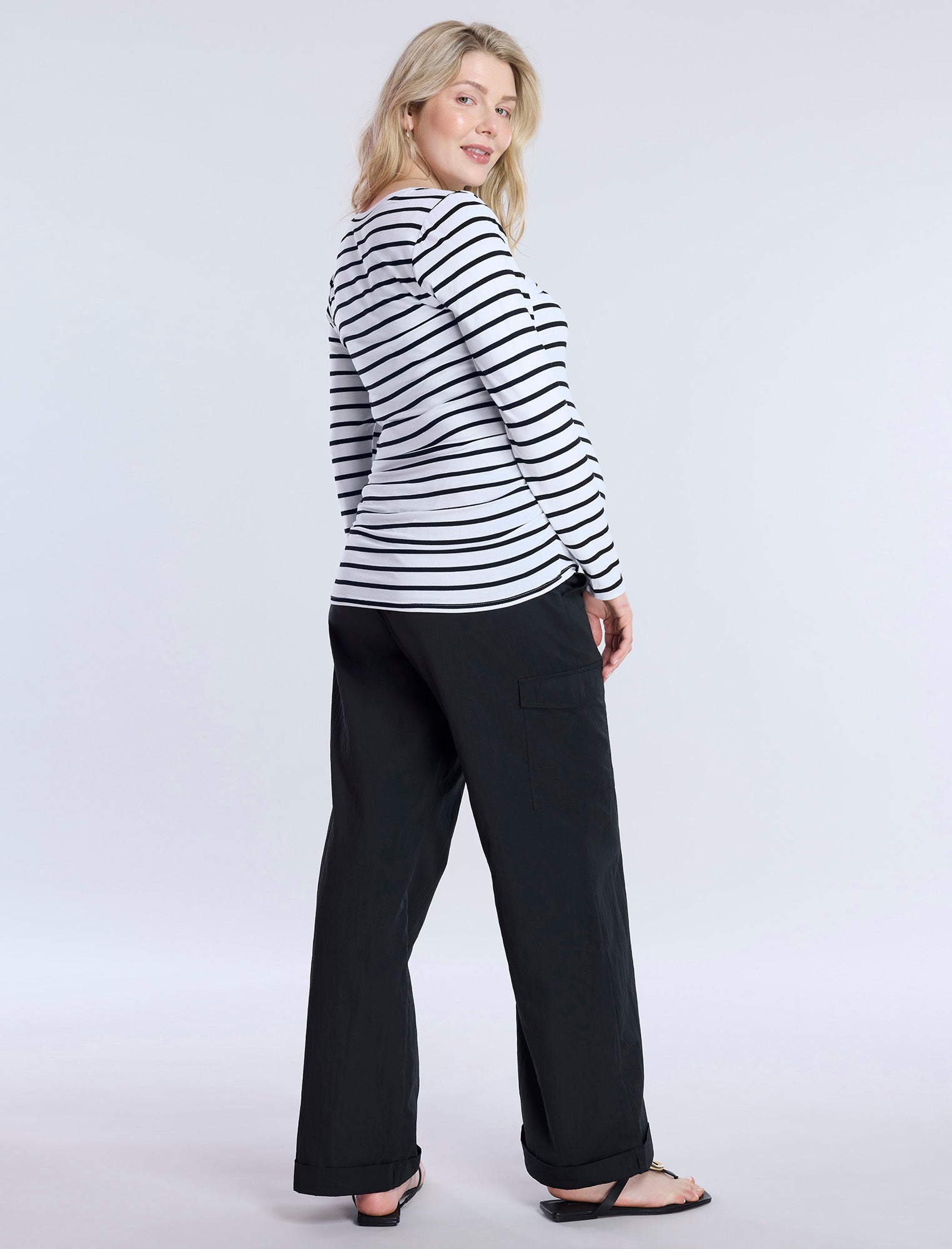 Side Ruched Long Sleeve V-Neck Maternity Tee