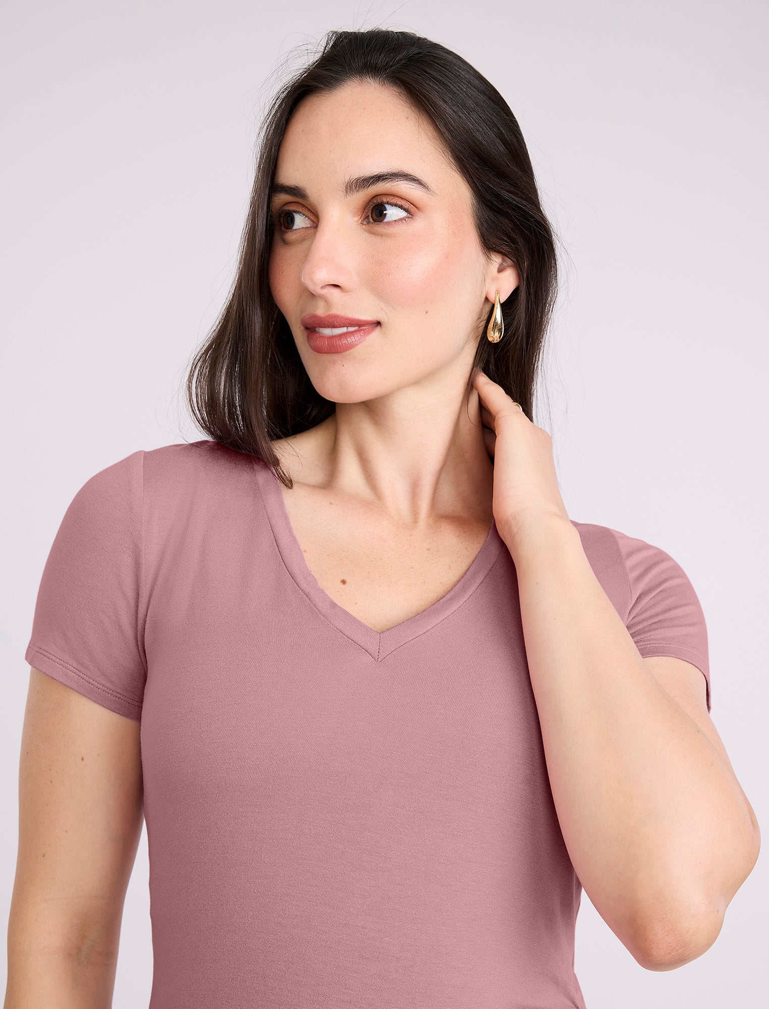 Pregnant woman wearing light pink t-shirt